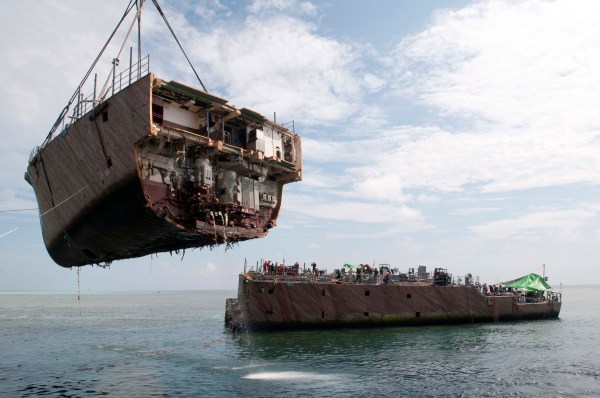 Removing the bow of the mine countermeasure ship Ex-Guardian