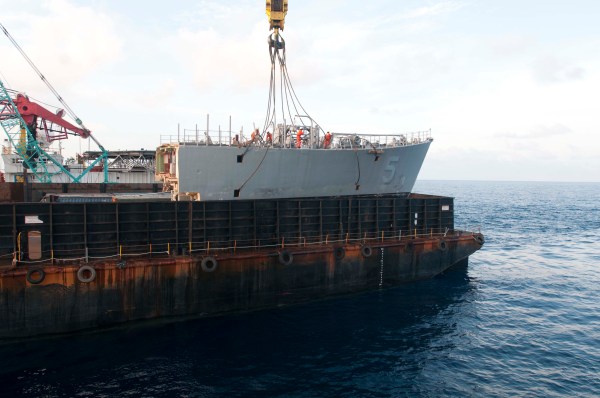 Removing the bow of the mine countermeasure ship Ex-Guardian